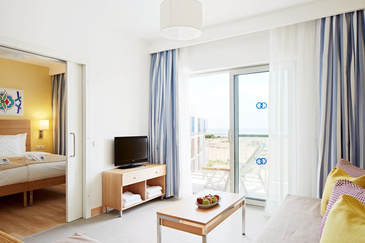 2-værelses Royal Family Suite med balkon mod poolområde