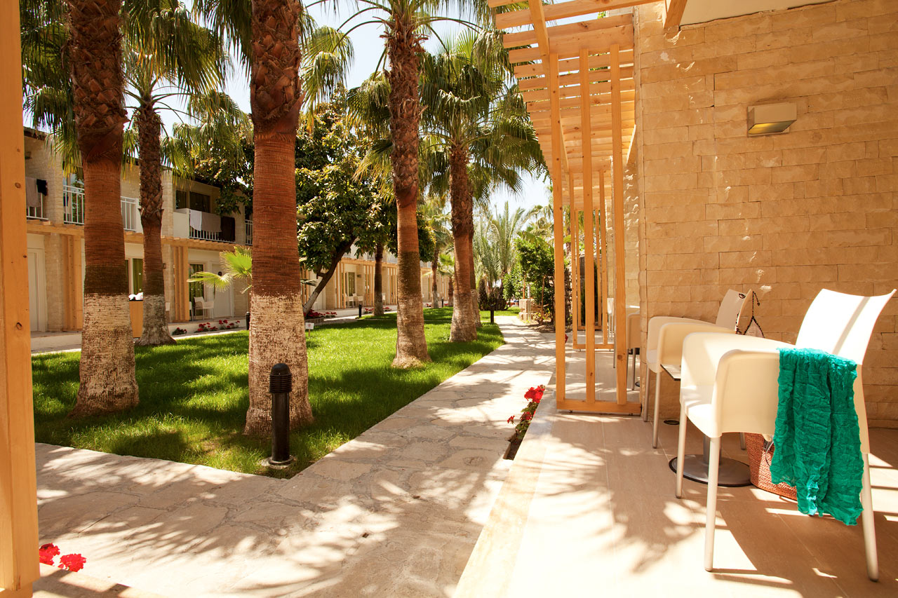 Terrasse ud til den frodige have