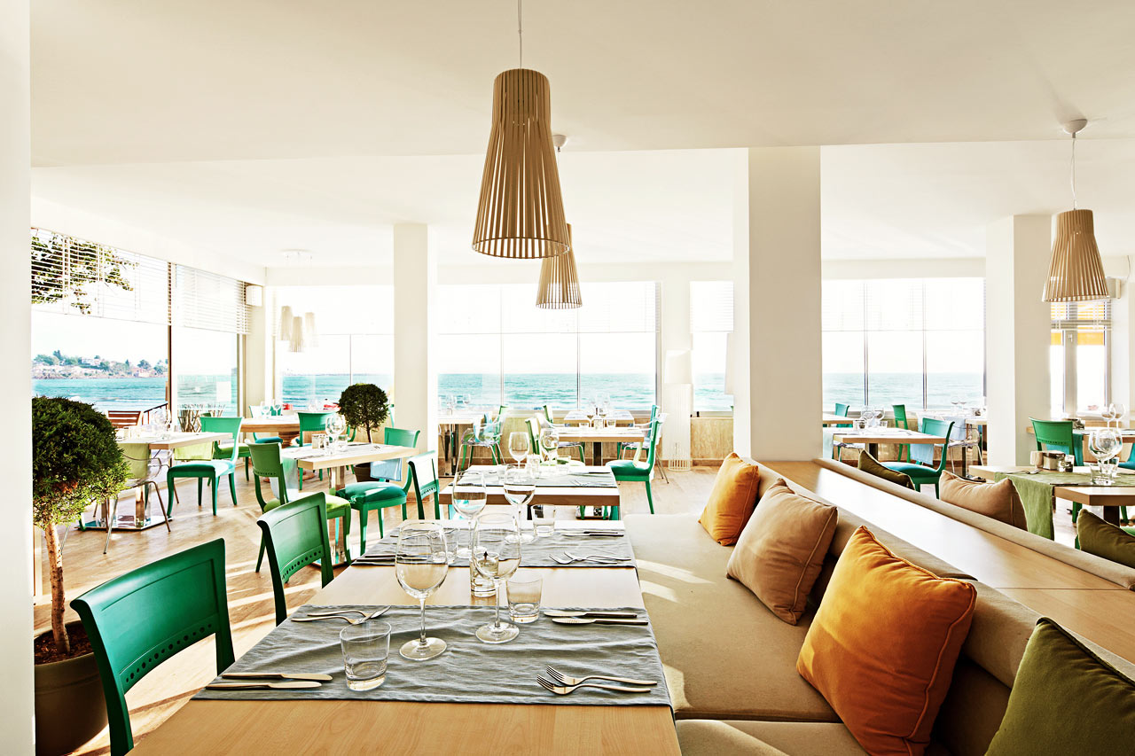 I Sunprime Restaurant & Bar vælger du selv, om du vil sidde udenfor eller indenfor. Udsigten er lige fantastisk!