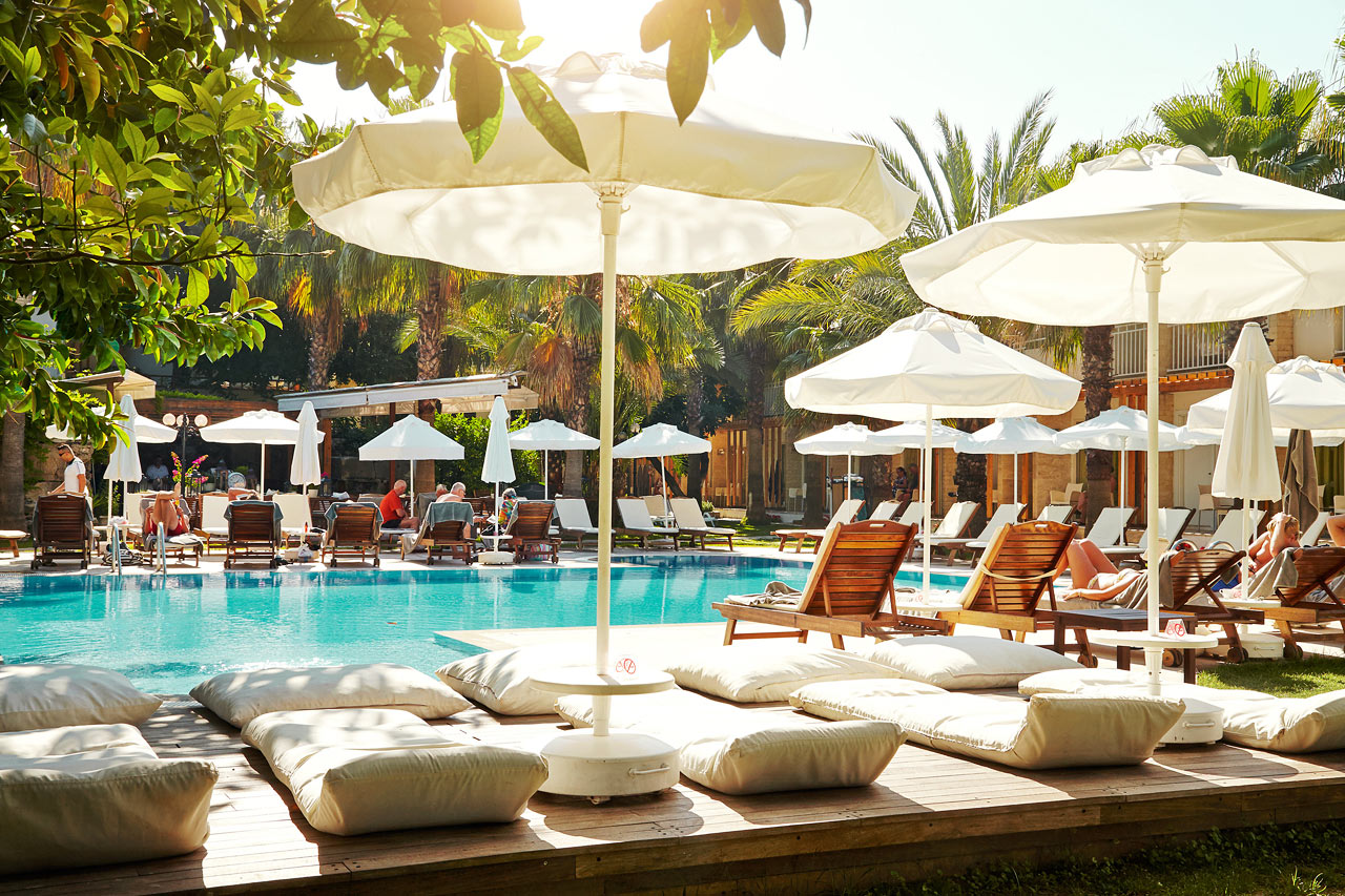 Det er bekvemt at tilbringe feriedagene ved hotellets pool