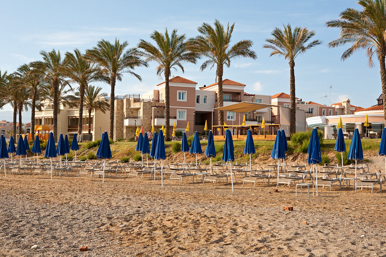 Agia Marina-stranden ligger direkte neden for hotellet
