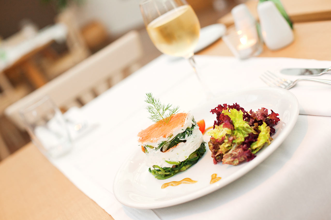 Restauranten tilbyder velsmagende retter morgen, middag og aften