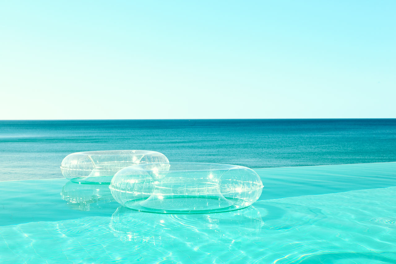 I Beach Club Pool svømmer du med udsigt til havet.
