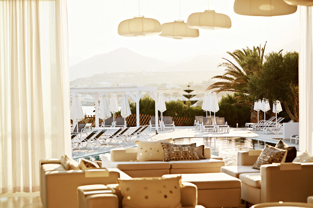 Lounge med udsigt over poolen og havet