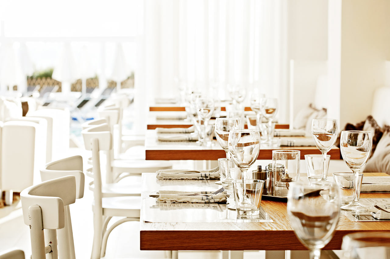 Udendørs eller indendørs? I restauranten vælger du selv, hvor du vil nyde maden