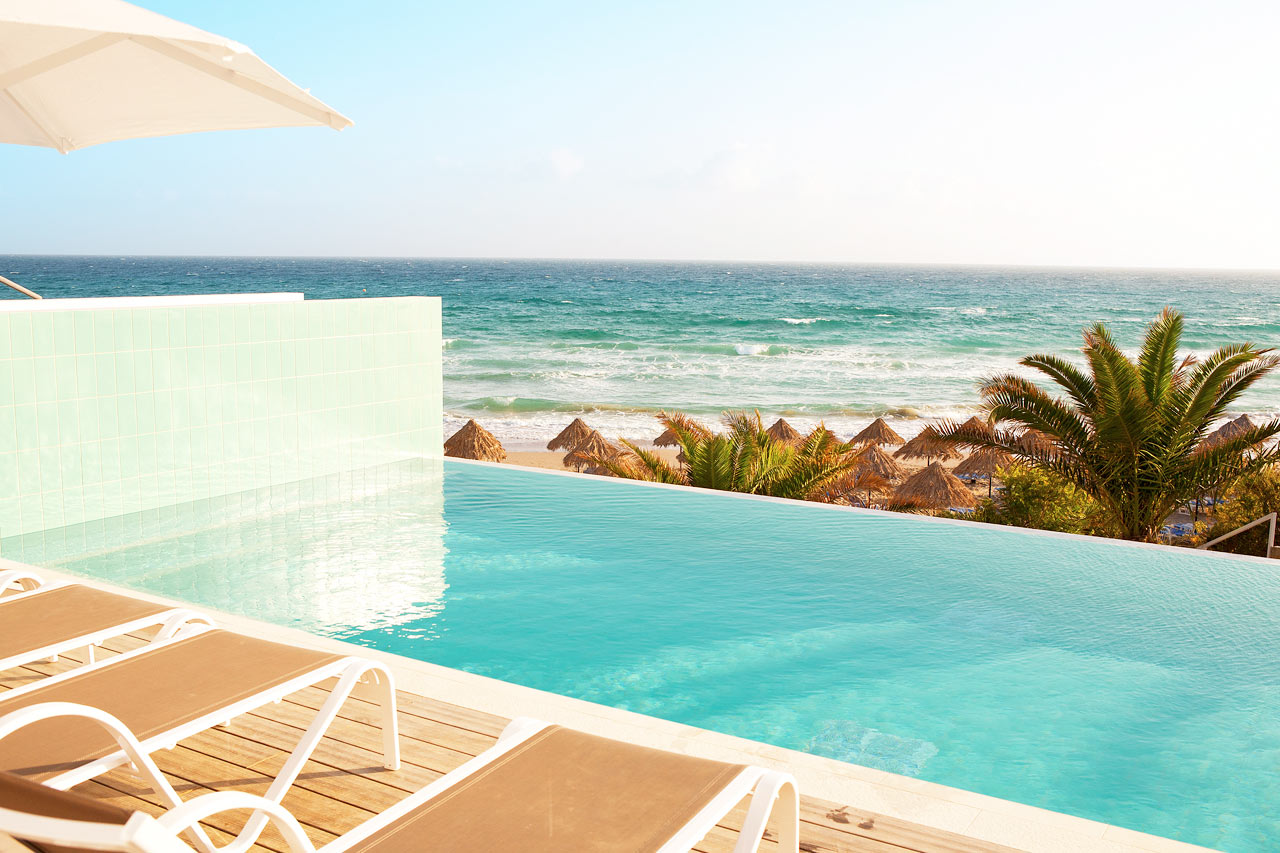 2-værelses Club House Suite med direkte adgang til privat pool som deles med 1-3 andre suiter