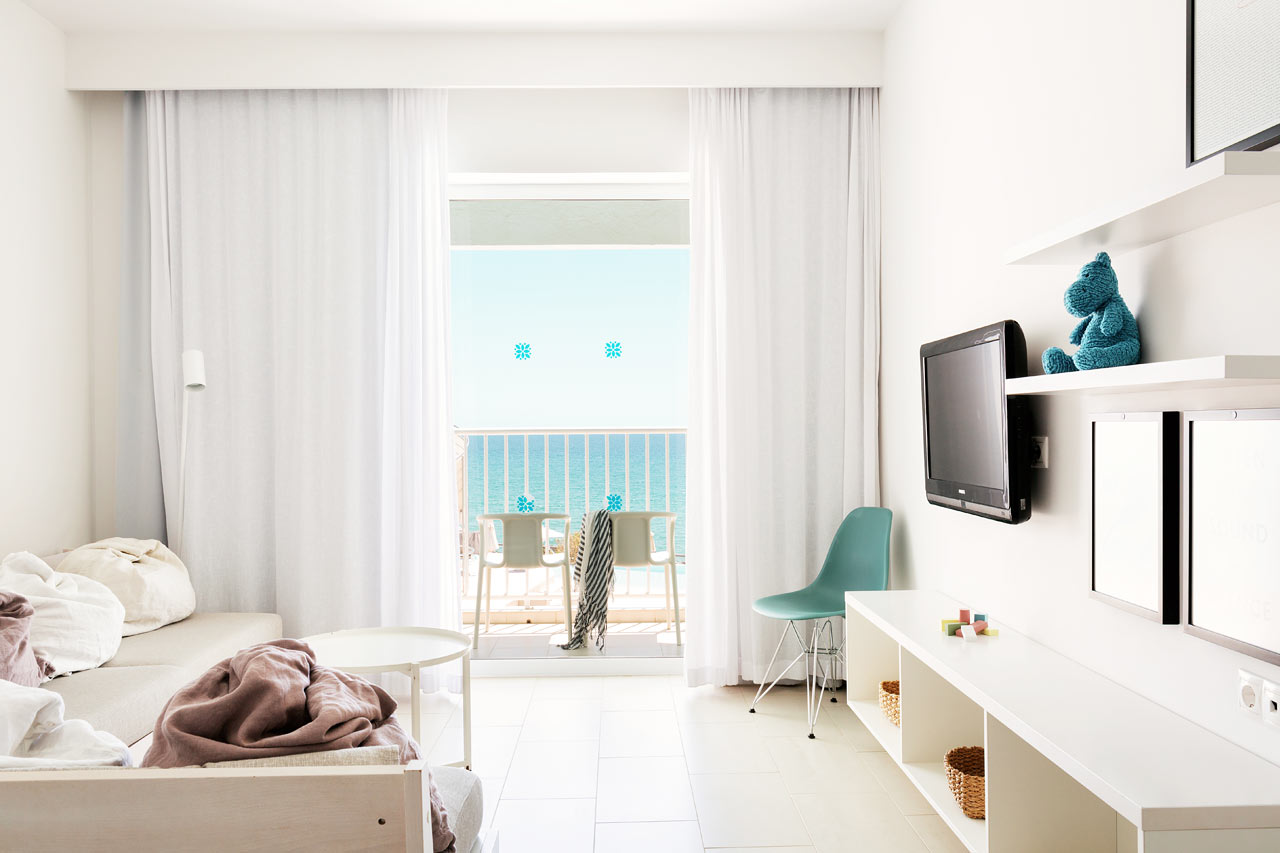 2-værelses Club Suite med balkon mod poolområdet med havudsigt