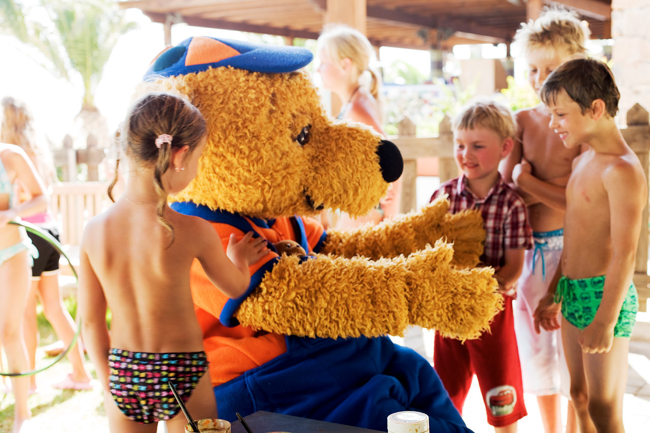 Sunwings maskotter, giraffen Lollo og bjørnen Bernie, er alles børns favorit venner under ferien.