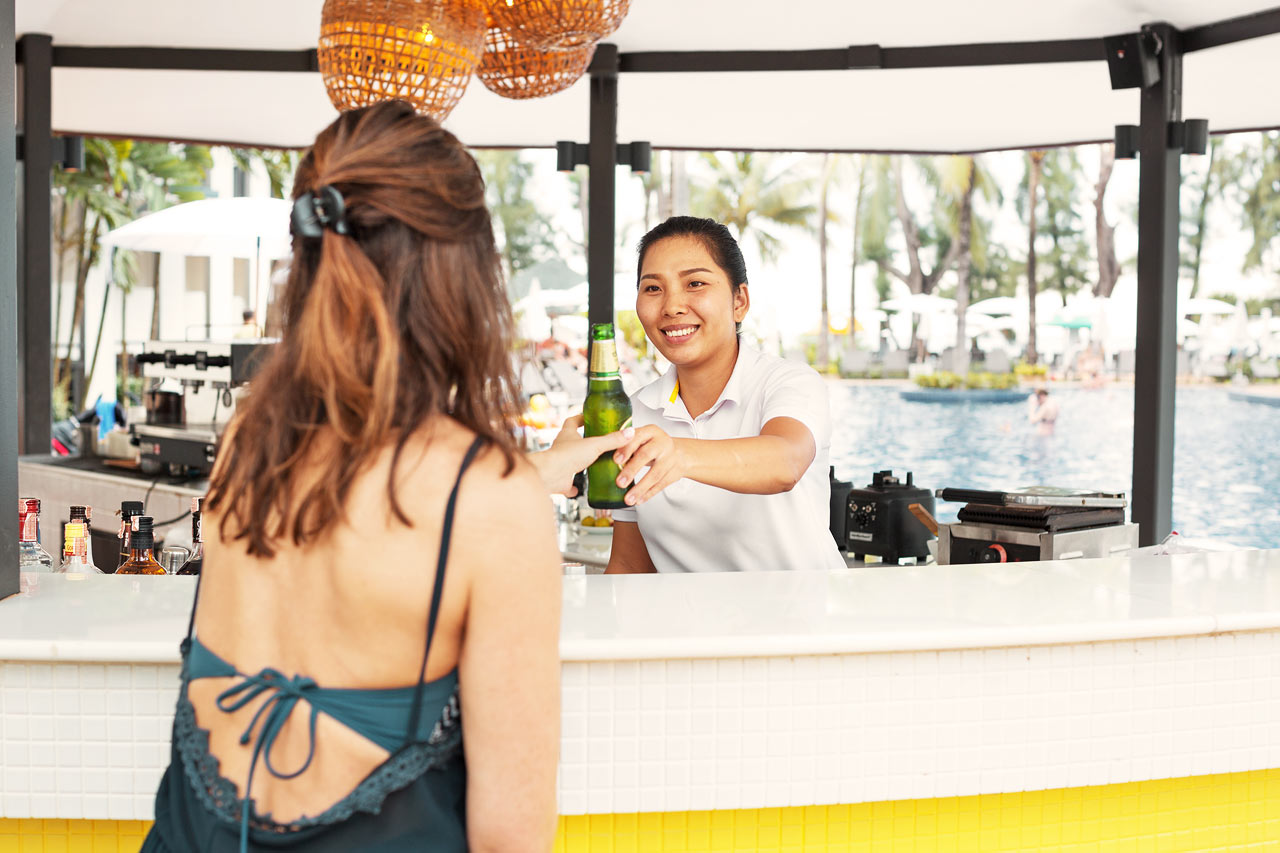 Nyd en kølig drink i poolbaren