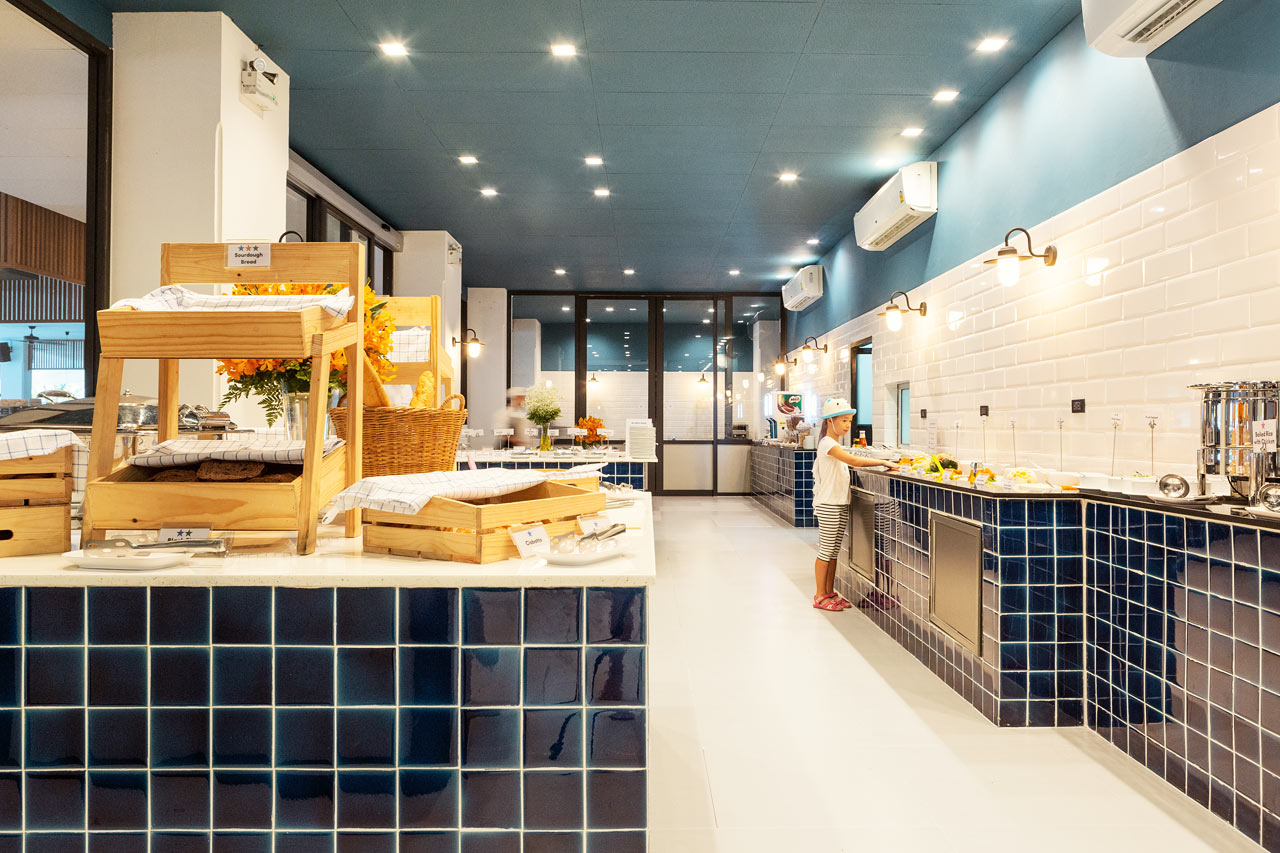 Morgenmadsbuffeten serveres i Som's Kitchen