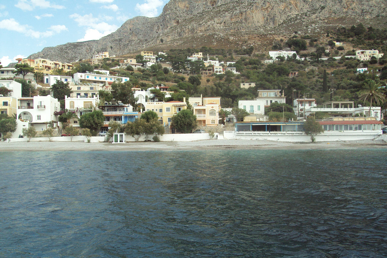 Hotellet (gul facade) set fra havet
