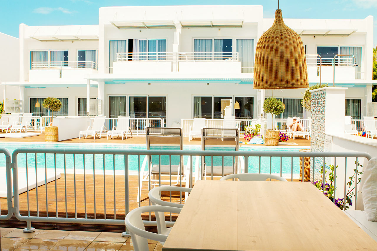 Royal Family Suite med stor terrasse og direkte adgang til privat pool (deles med andre suiter)