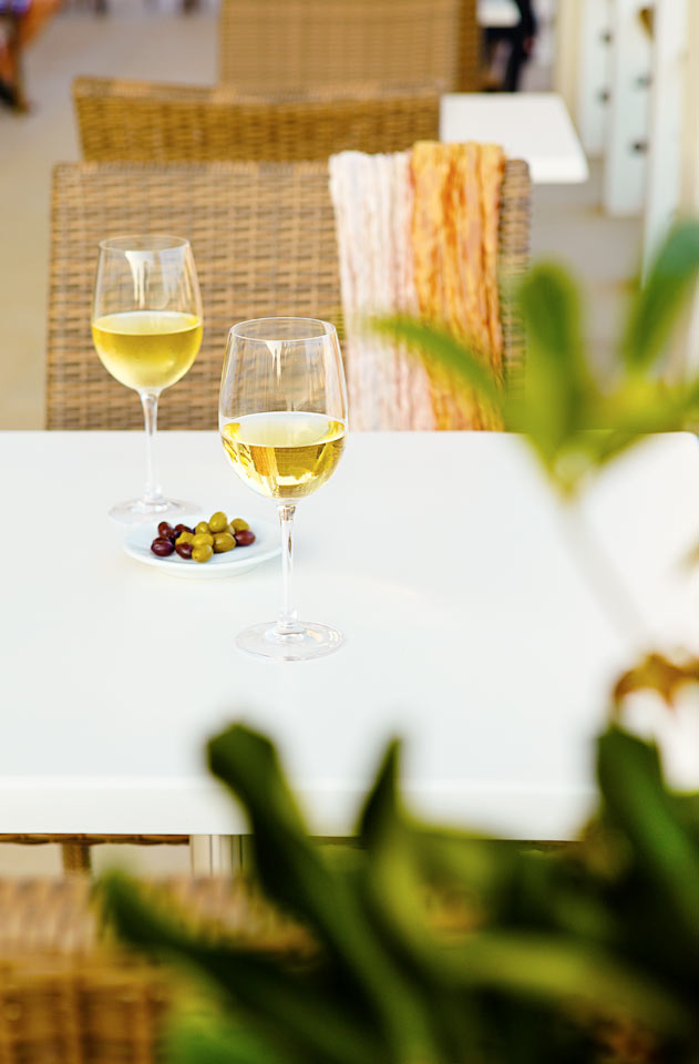 Nyd en drink før maden på Prime Kitchens terrasse.