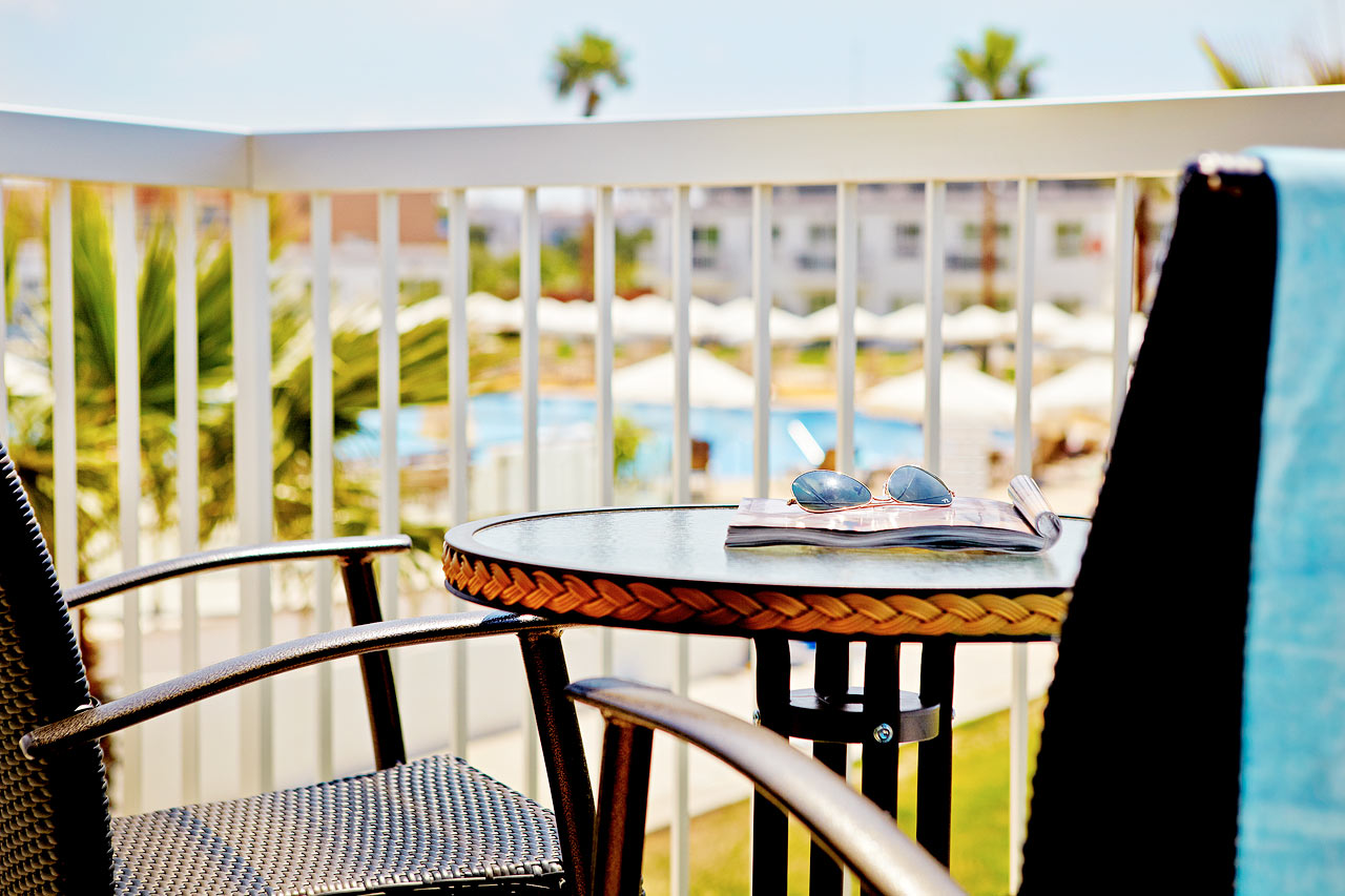 Classic Suite med balkon mod haven.