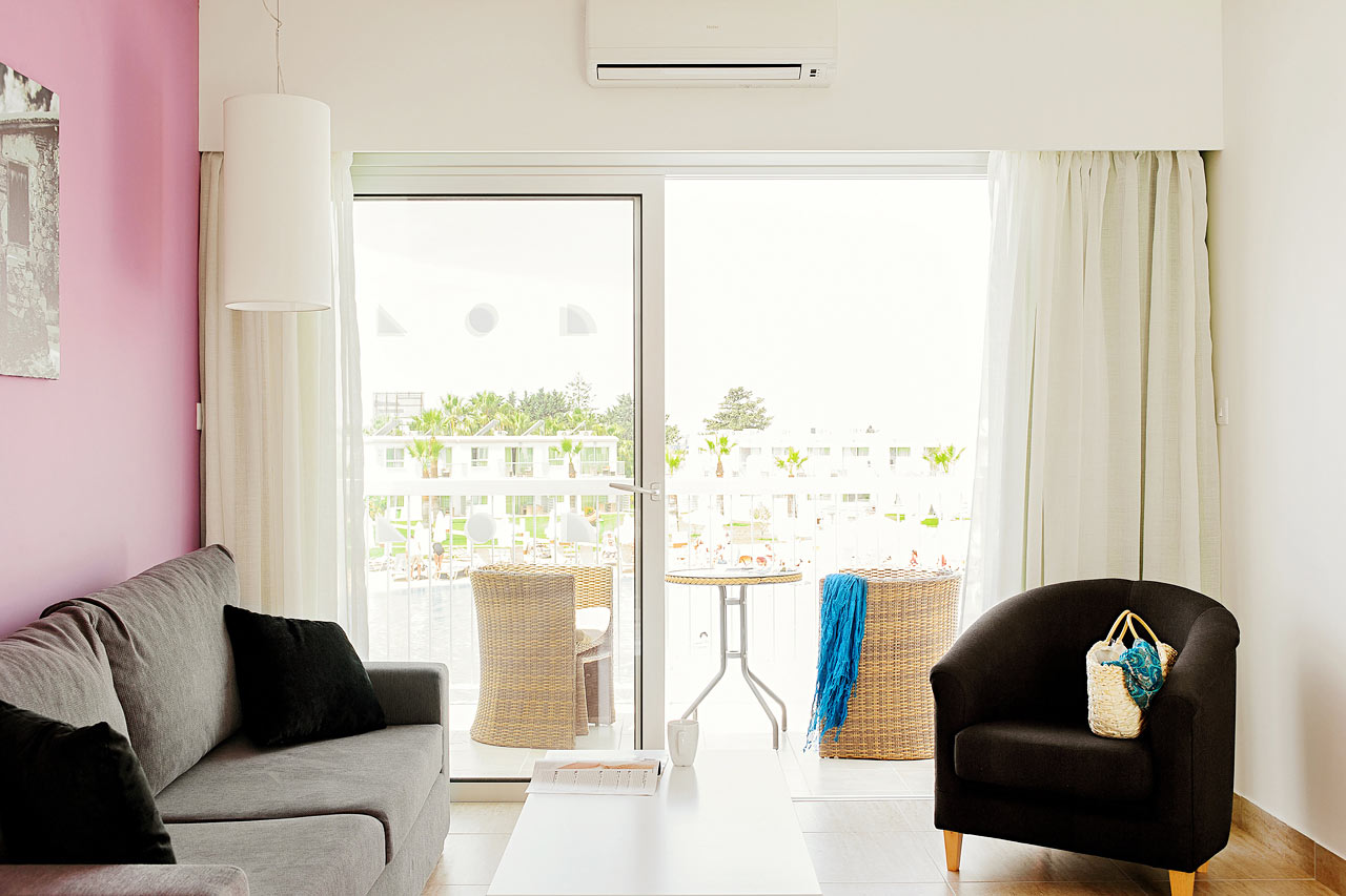 Junior Suite med balkon mod poolområdet.