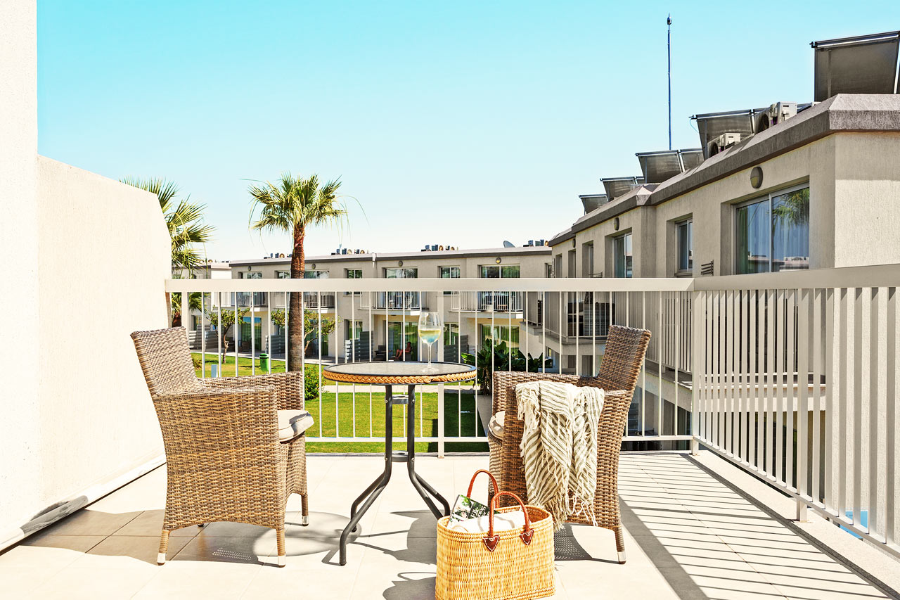 2-værelses Junior Suite med balkon mod haven.