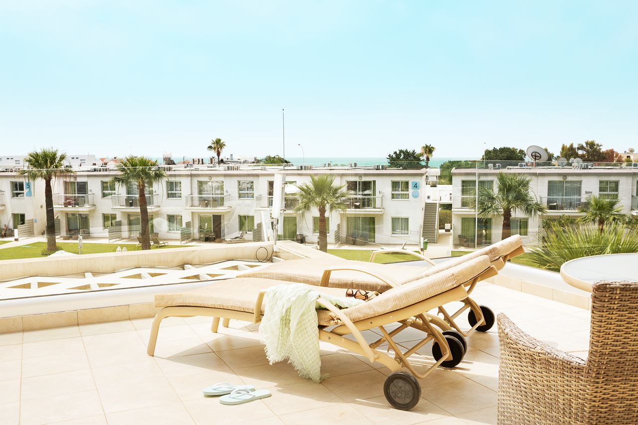 1-værelses Prime Rooftop Suite med stor balkon mod poolområdet.