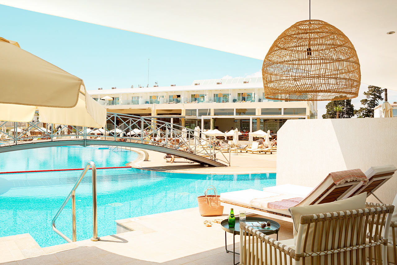 2-værelses Prime Pool Suite med terrasse med direkte adgang til hotellets pool.