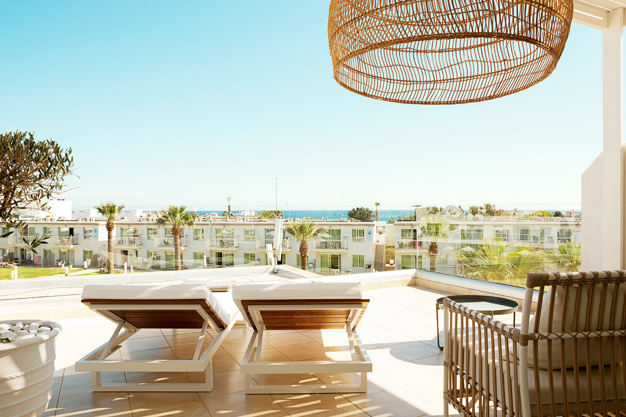 1-værelses Prime Rooftop Suite med stor balkon mod poolområdet.