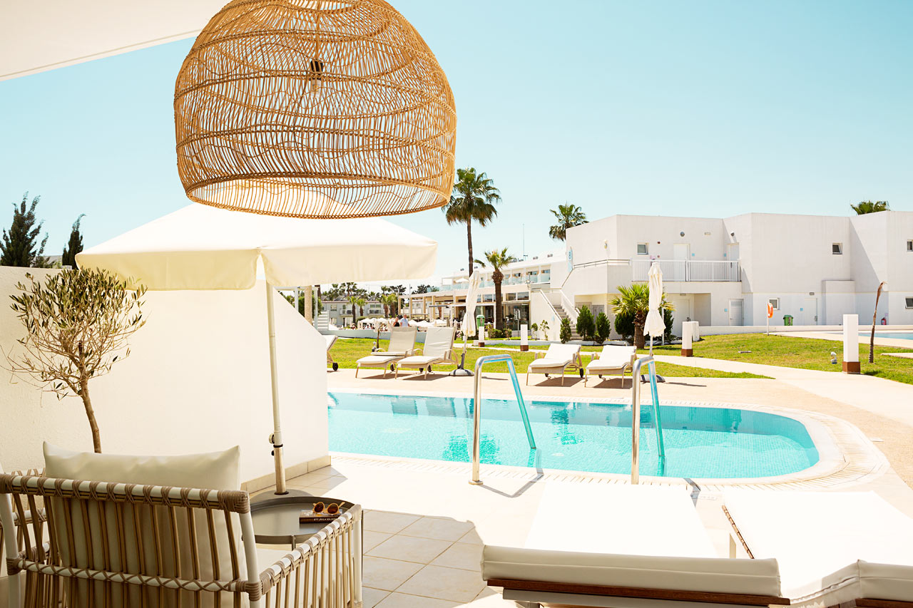 1-værelses Prime Pool Suite med terrasse med direkte adgang til privat, delt pool.