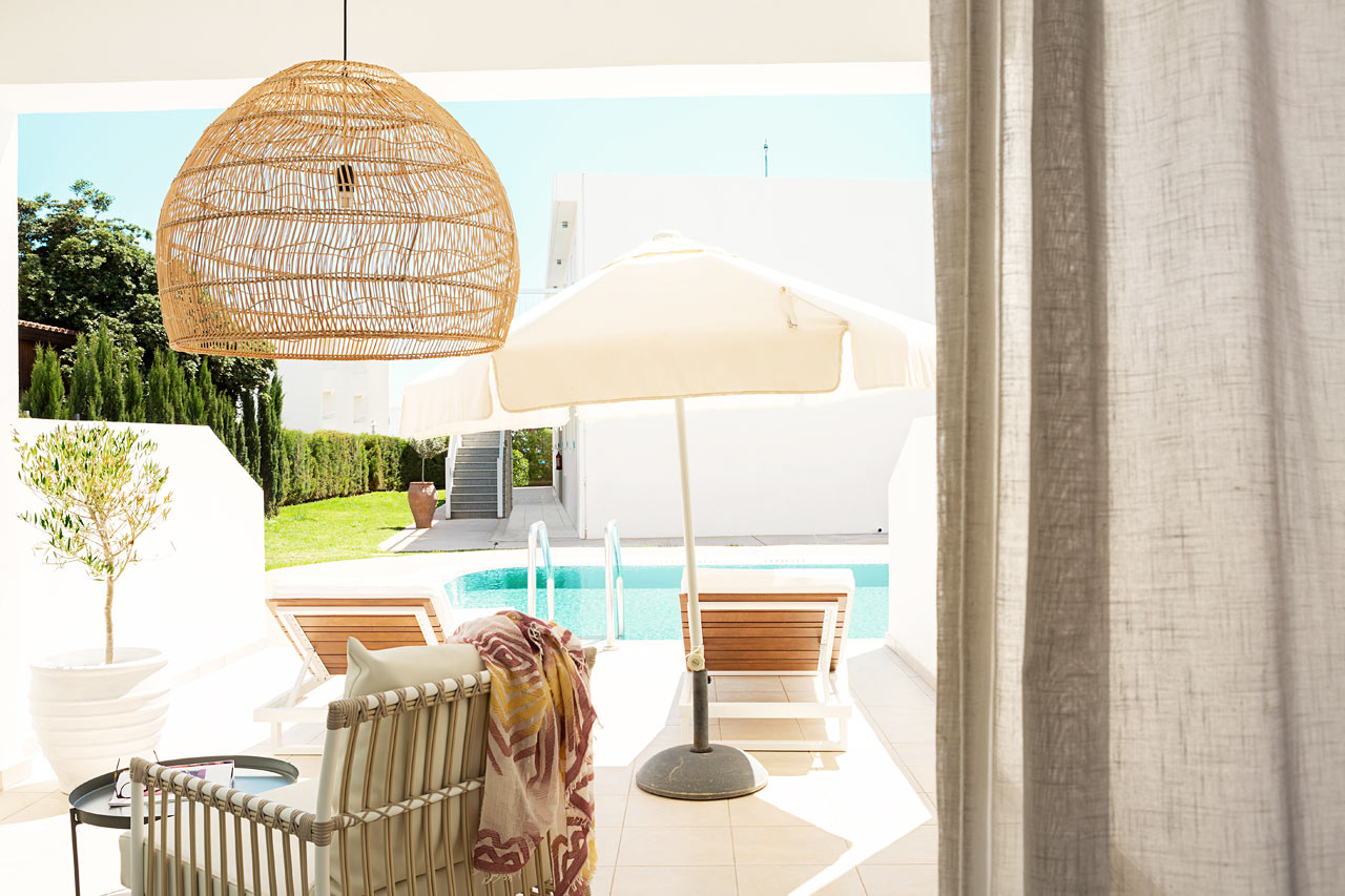 1-værelses Prime Pool Suite med stor terrasse med direkte adgang til privat, delt pool.