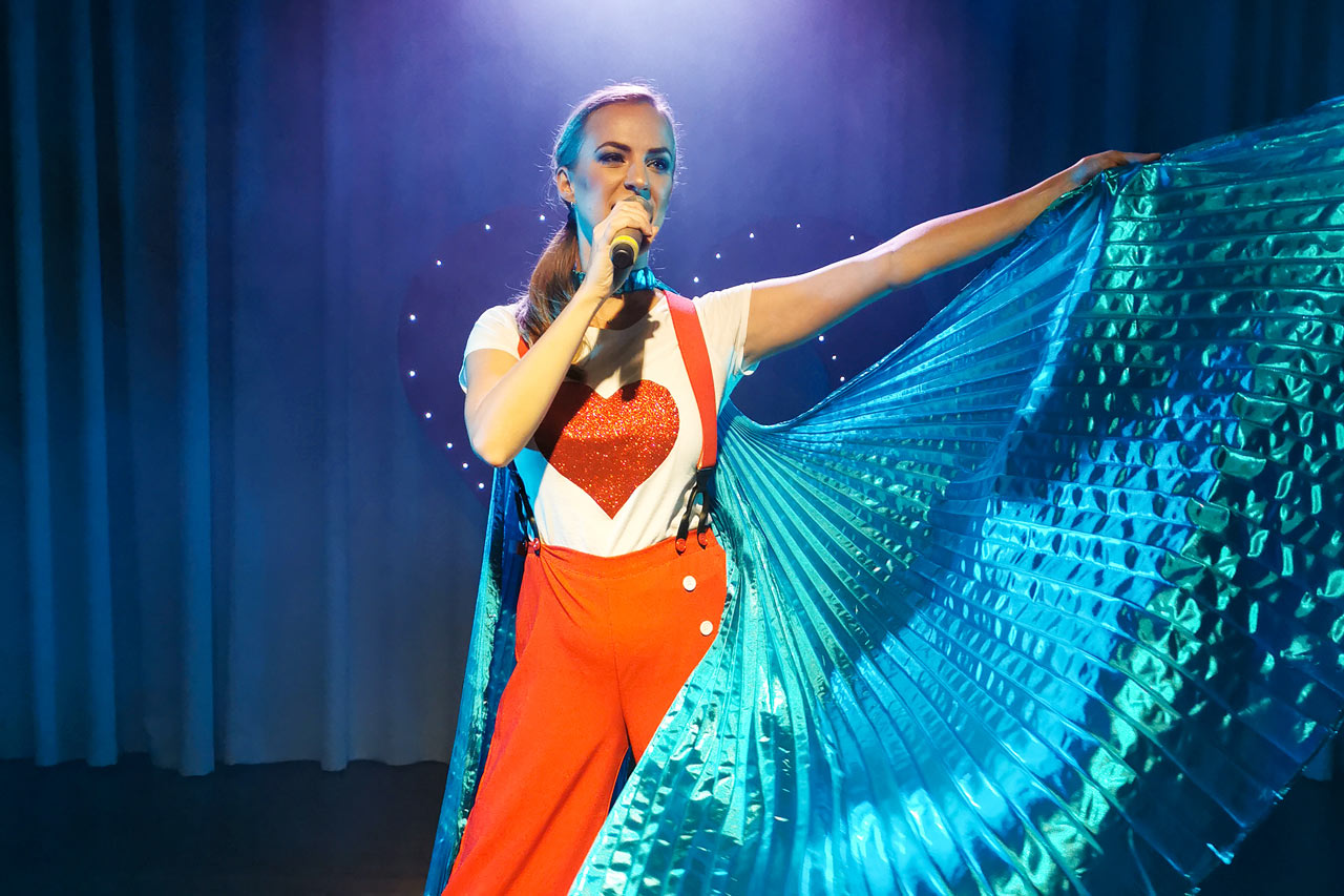 Flere aftener om ugen byder showteamet på Sunwing Sandy Bay Beach på professionelle shows.