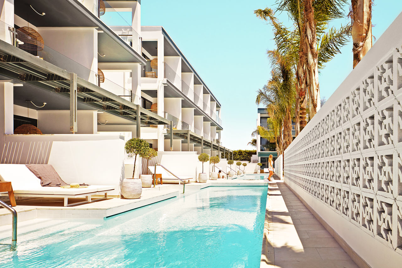 1-værelses Compact Suite med terrasse mod poolområdet og direkte adgang til privat, delt pool