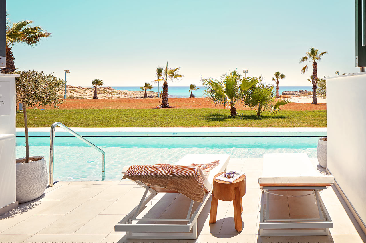 2-værelses Club Suite med terrasse mod havet med direkte adgang til privat, delt pool