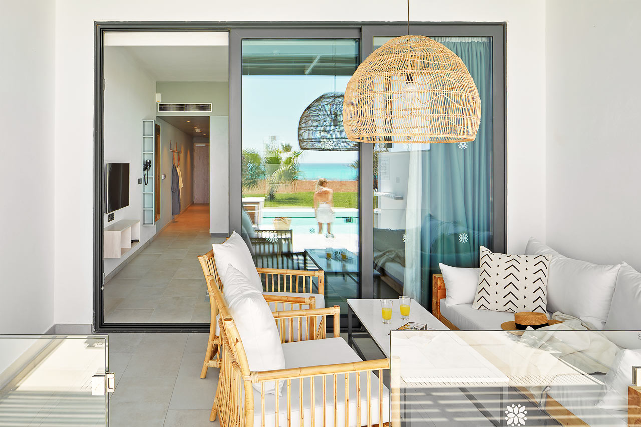 2-værelses Club Suite med terrasse mod havet med direkte adgang til privat, delt pool