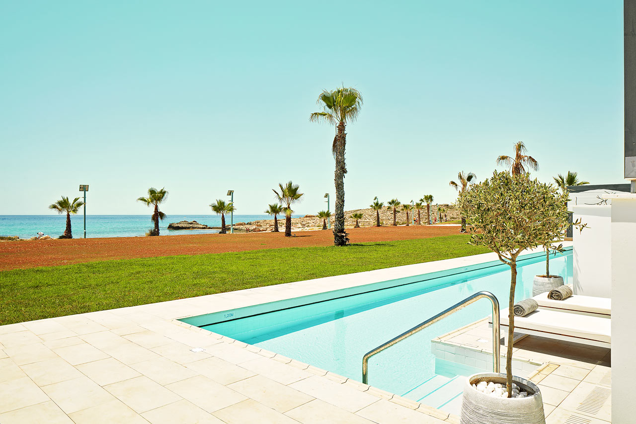 2-værelses Club Suite med terrasse mod havet med direkte adgang til privat, delt pool