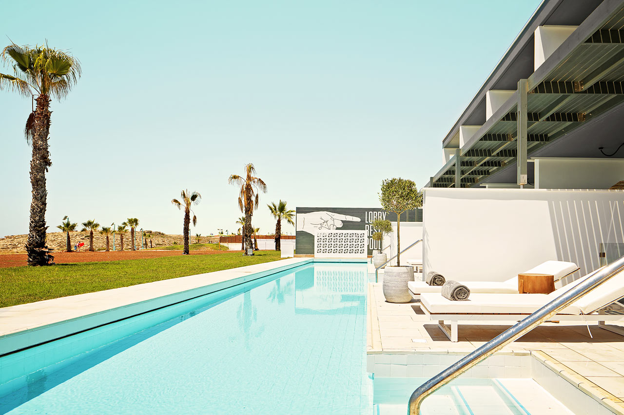 2-værelses Club Suite med terrasse mod havet med direkte adgang til privat, delt pool