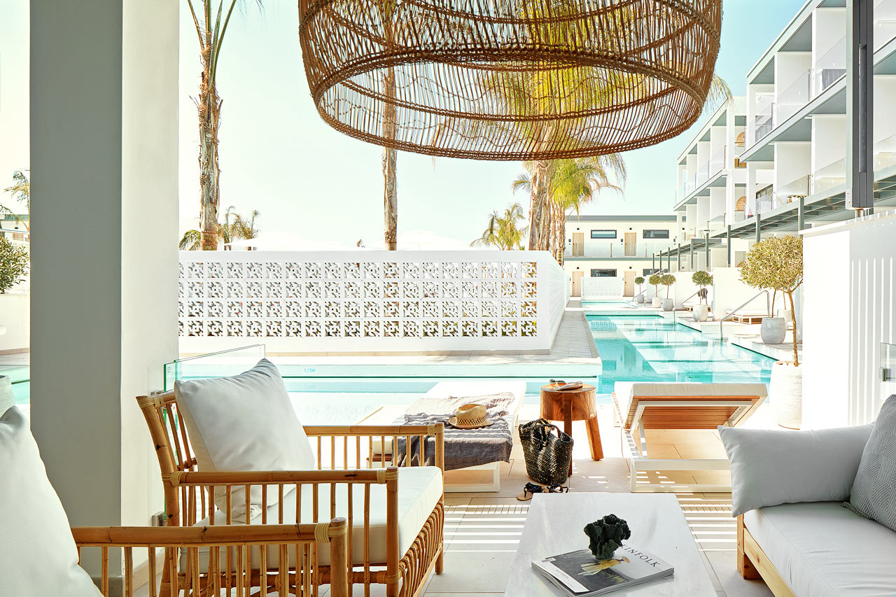 Større 2-værelses Club Suite med terrasse mod poolområdet med direkte adgang til privat, delt pool