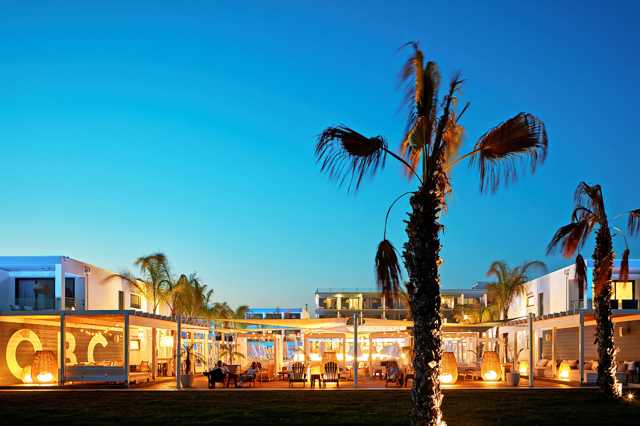 Nyd lyden af bølgernes brusen i hotellets Beach Club
