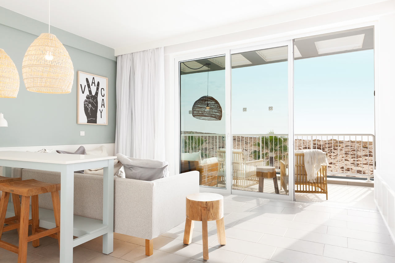 Større 2-værelses Club Suite med stor balkon med havudsigt