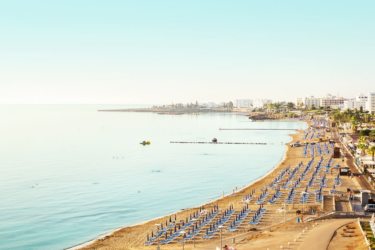 Stranden neden for hotellet