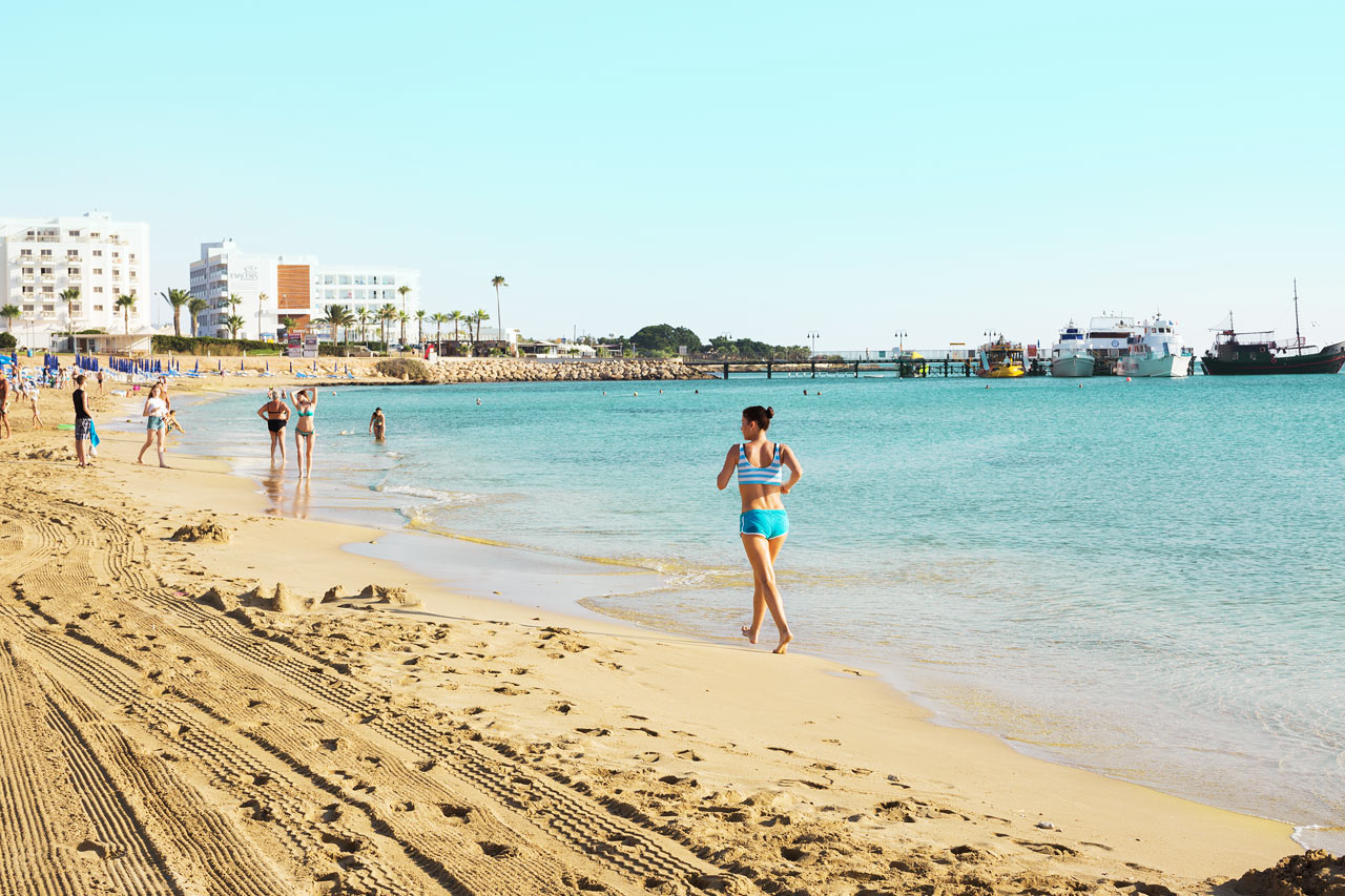 Stranden neden for hotellet