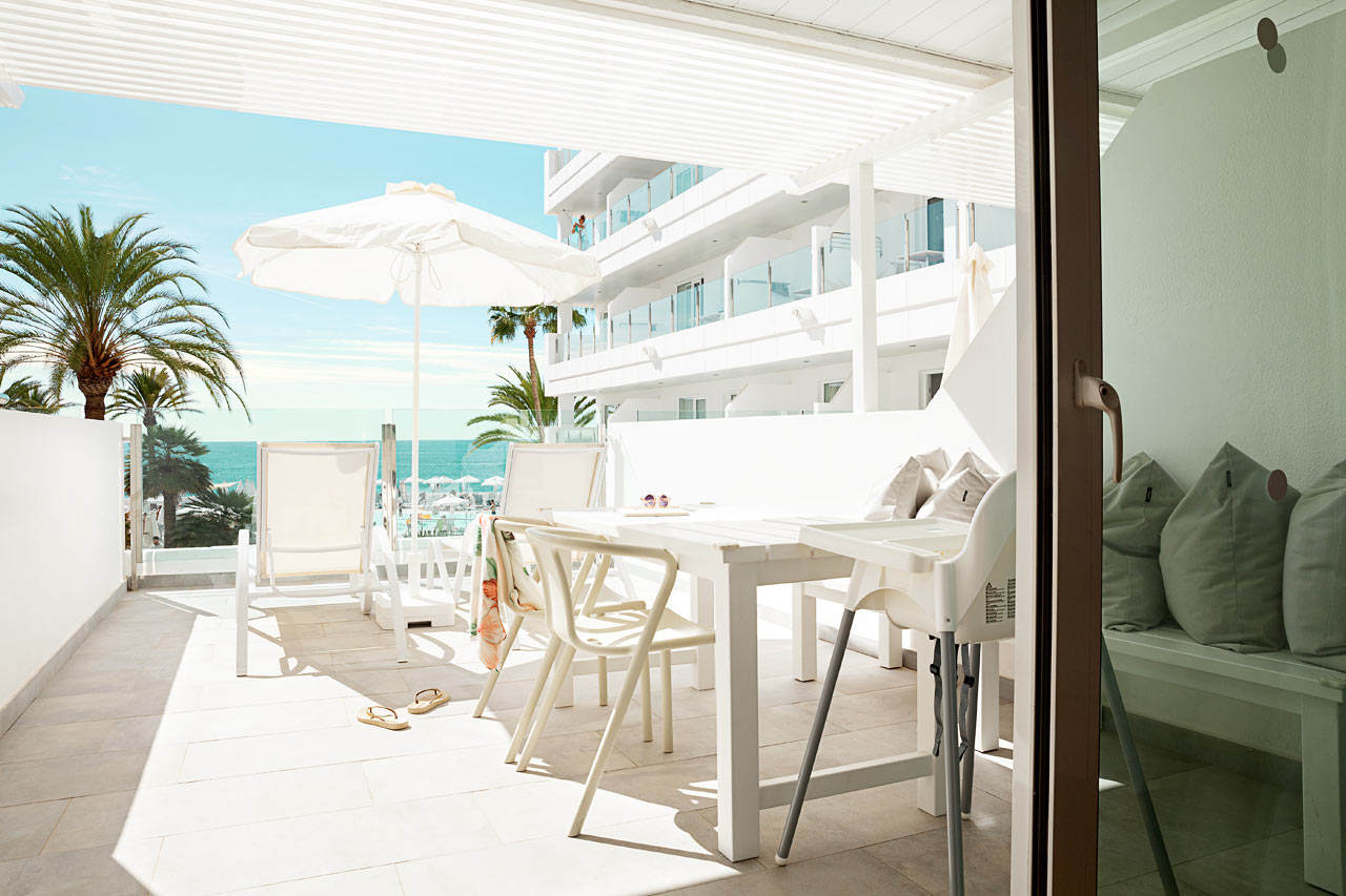 1-værelses Happy Baby-lejlighed med balkon mod havet og separat sovedel