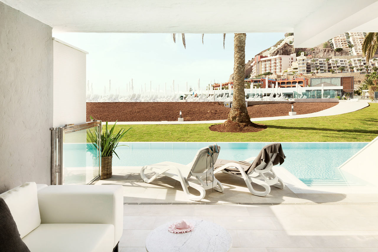 3-værelses Club Suite med indhegnet terrasse og direkte adgang til privat pool, som deles med 11 andre suiter