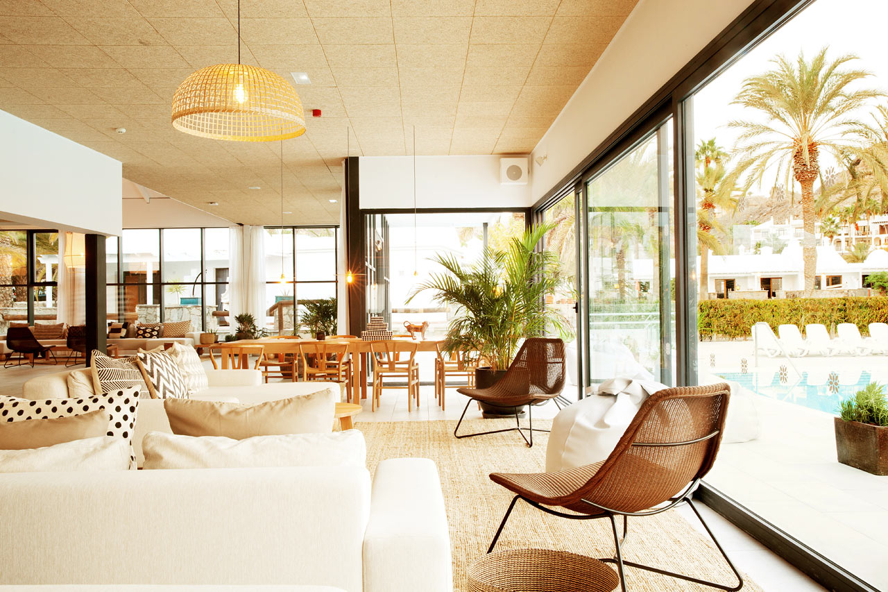 I hotellets lounge kan du slappe af med en god bog og nyde ferien