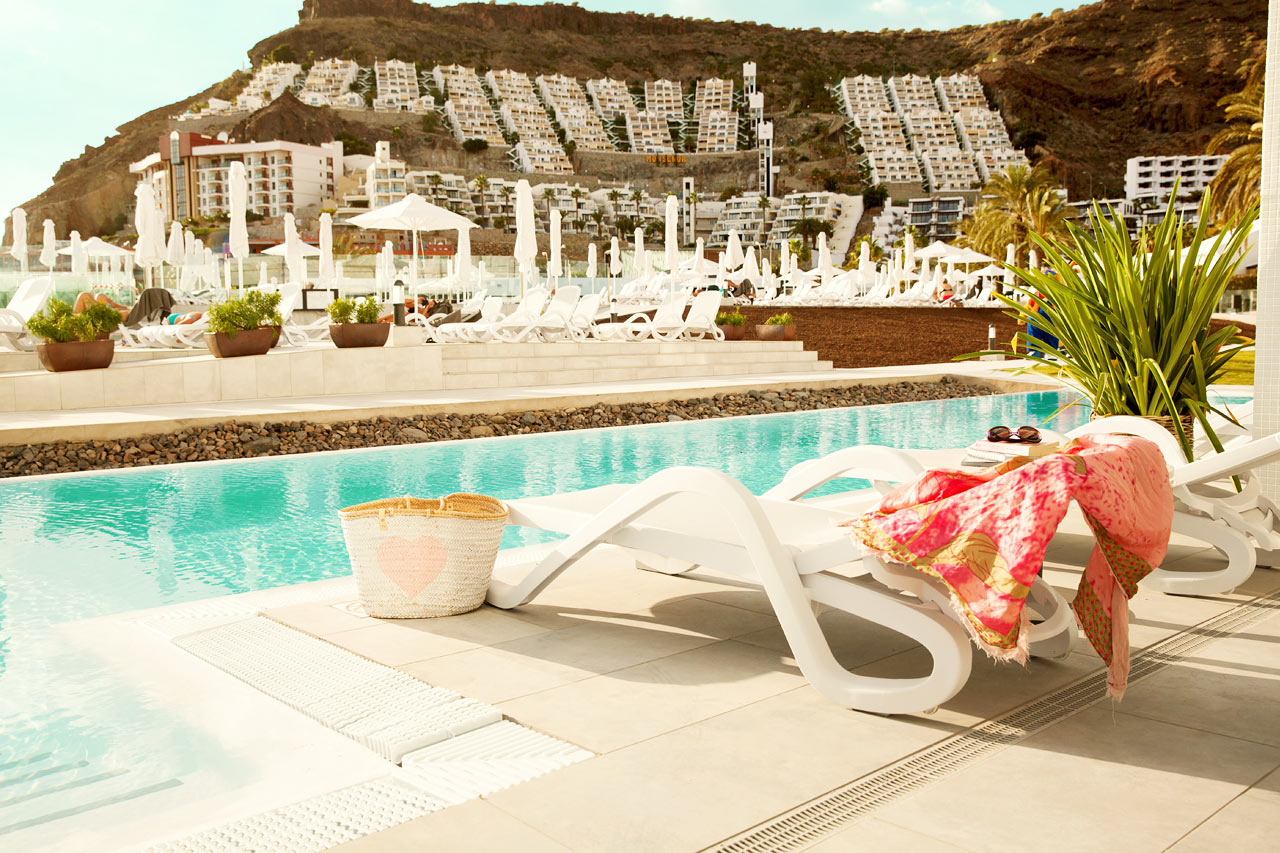Større 2-værelses Club Suite med indhegnet terrasse og direkte adgang til privat pool, der deles med 11 andre suiter