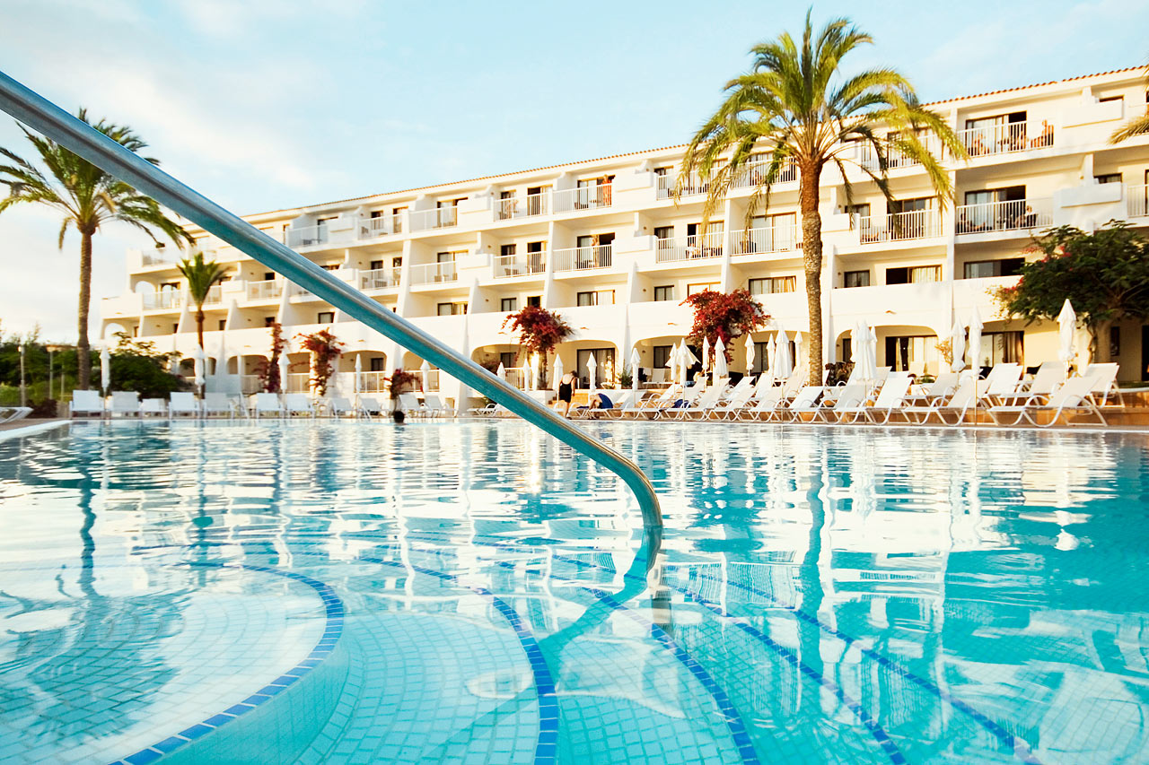 Poolområdet med liggestole