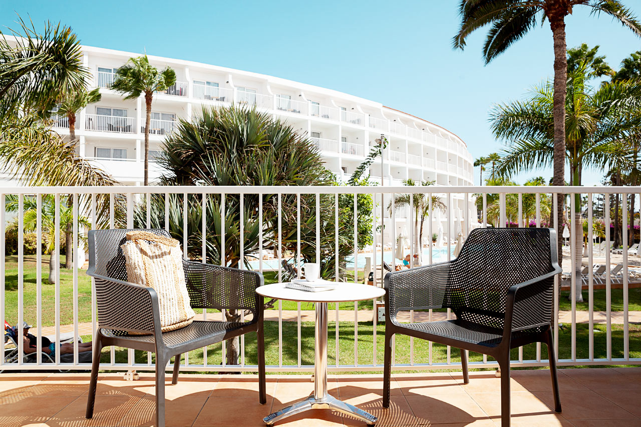 Junior Suite med balkon mod haven