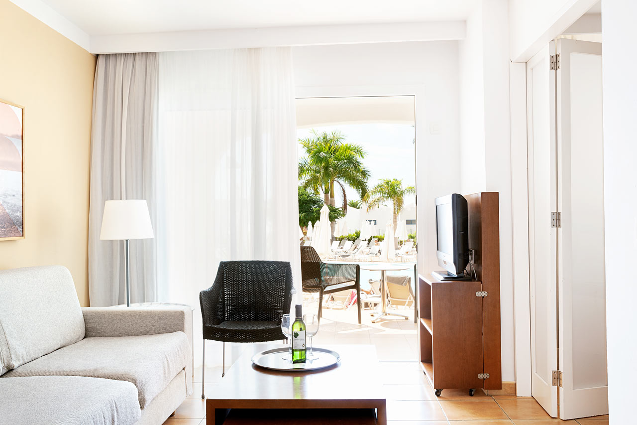 Junior Suite med terrasse mod poolområdet