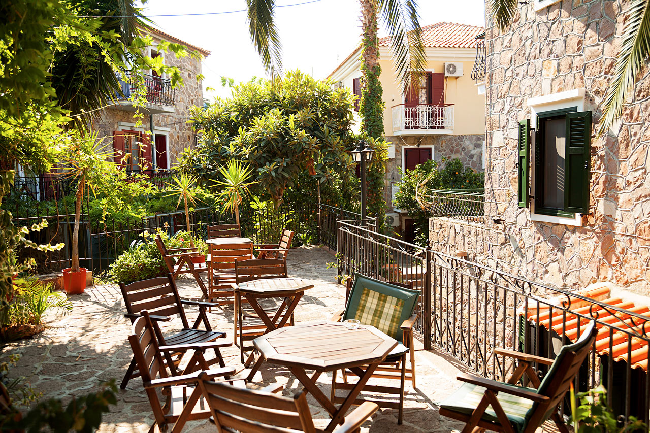 Hotellet har en hyggelig terrasse