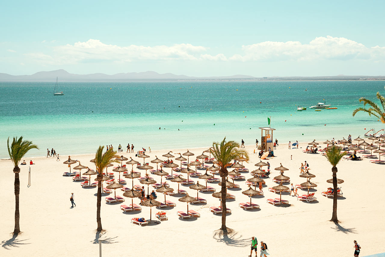 Stranden neden for hotellet er bred, lang og med kridhvidt sand