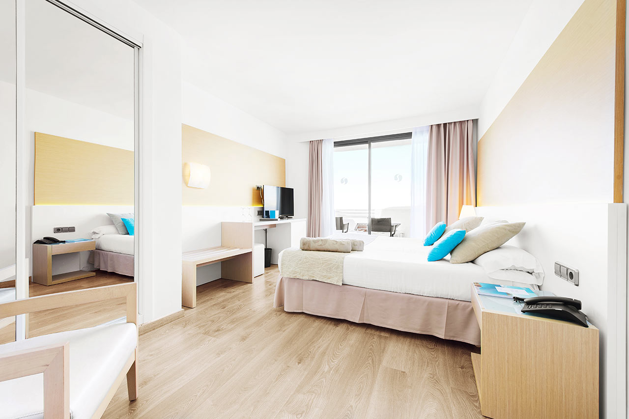 Soveværelse i juniorsuite med to rum med balkon og havudsigt