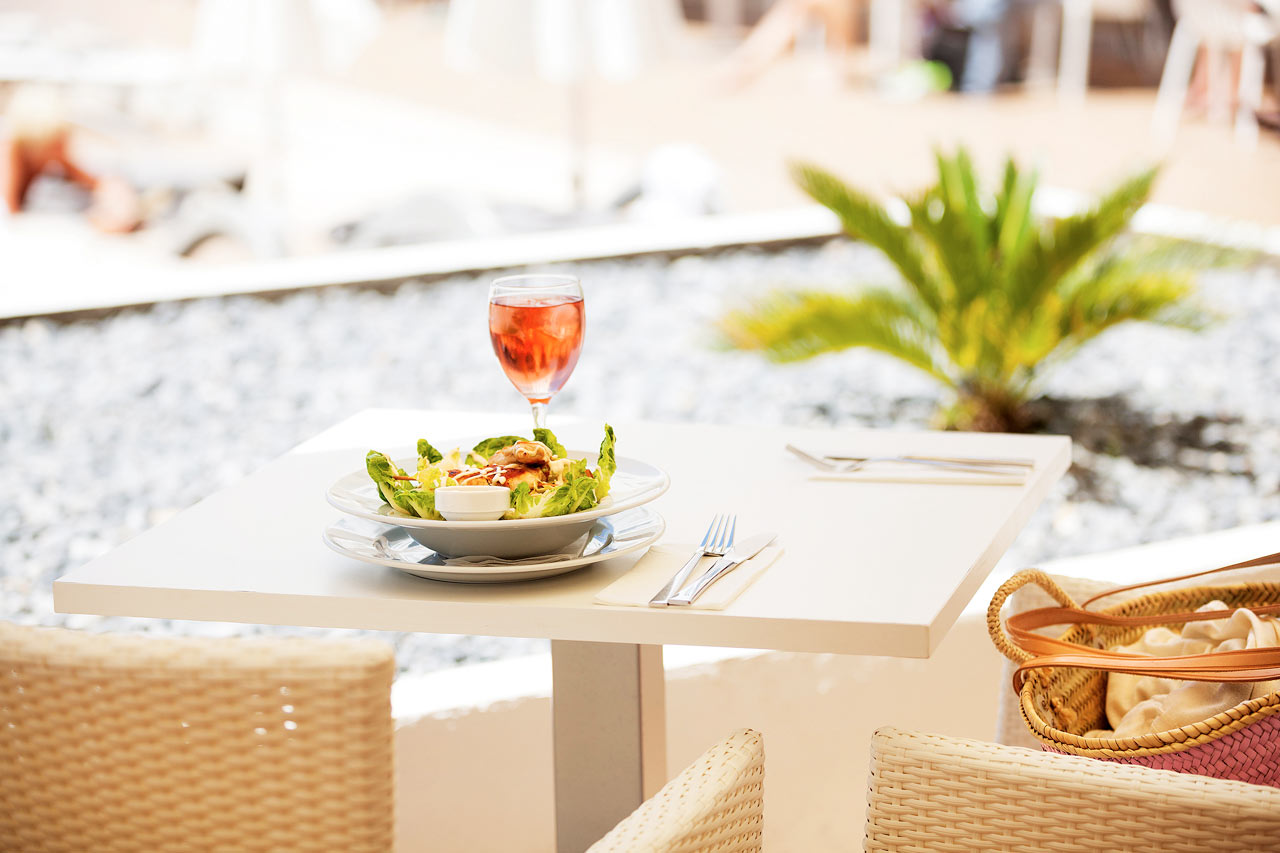 I Sunprime Restaurant kan du nyde veltilberedte retter i en afslappet atmosfære
