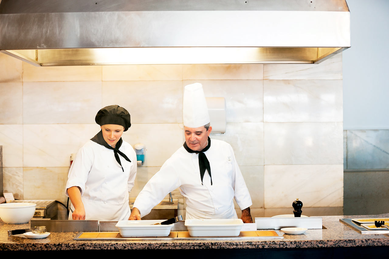 Sunprime Restaurant tilbyder velsmagende retter til morgenmad, frokost og middag
