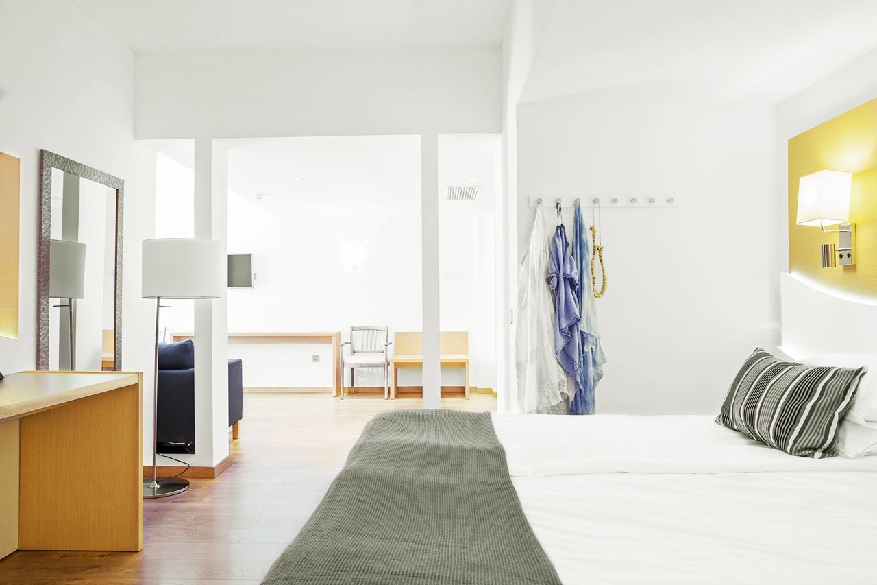 Junior Suite med lille balkon med begrænset havudsigt