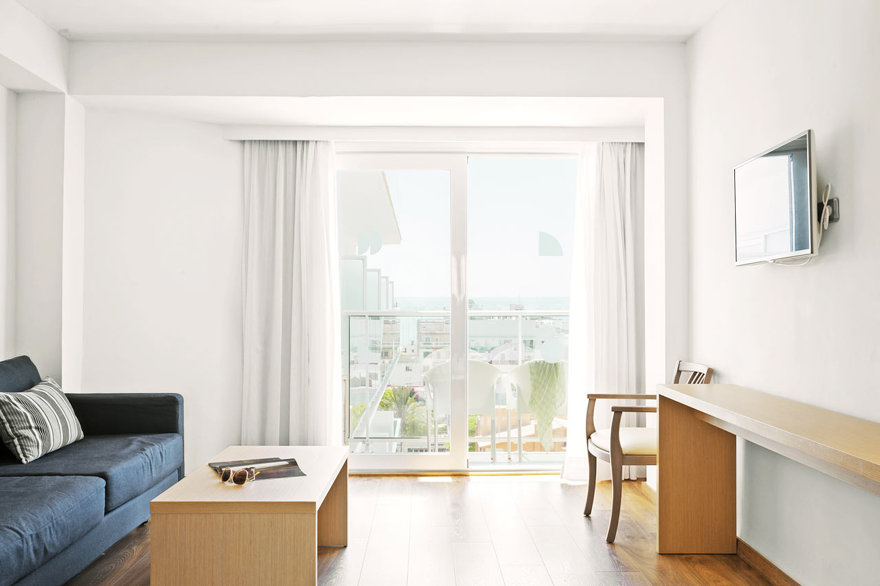 Junior Suite med lille balkon med begrænset havudsigt